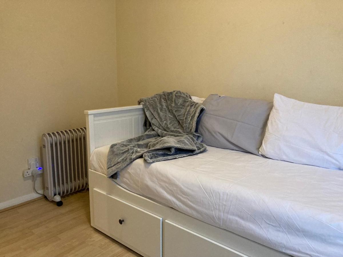 Comfortable With Private Balcony And Shared House Quarto em Acomodações Particulares