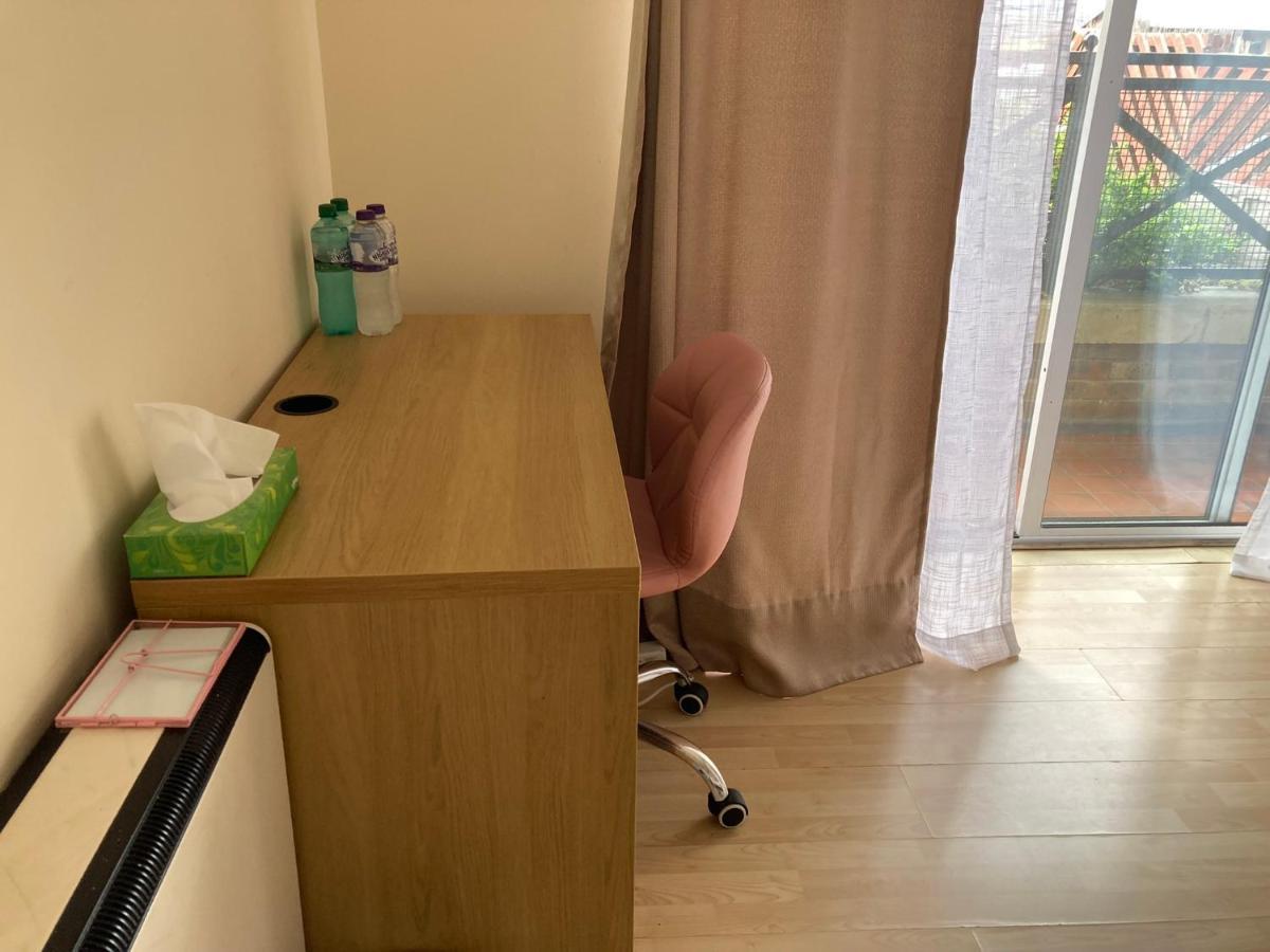 Quarto em Acomodações Particulares Comfortable With Private Balcony And Shared House *